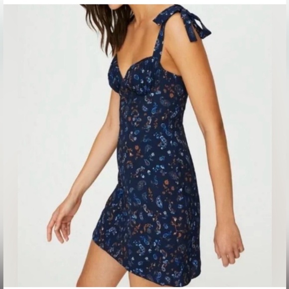 Wilfred Dresses & Skirts - Wilfred floral Cami mini dress